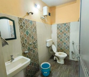 Deluxe-Dreibettzimmer, Meerblick | Badezimmer | Dusche, kostenlose Toilettenartikel, Handtücher, Seife