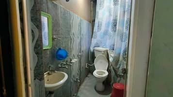 Deluxe-Dreibettzimmer, Meerblick | Badezimmer | Dusche, kostenlose Toilettenartikel, HandtĂŒcher, Seife