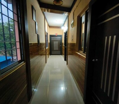 Hotel J B Palace