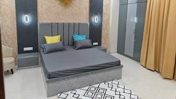 4 bedrooms, WiFi, bed sheets