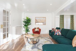 Living area - The Meadows near Sky Studios (Elstree)