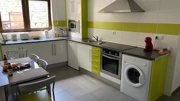 Een microgolfoven, een oven, een kookplaat