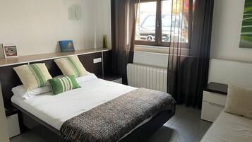 1 slaapkamer, een strijkplank/strijkijzer, wifi, beddengoed