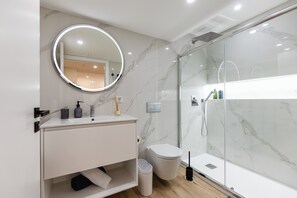 Shower, hair dryer, towels, shampoo