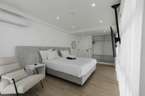 4 bedrooms, iron/ironing board, WiFi, bed sheets