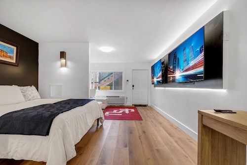 Luxury Condo by Stadium — Unbeatable Location! 2 minute walk to stadium!