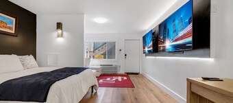 Luxury Condo by Stadium — Unbeatable Location! 2 minute walk to stadium!