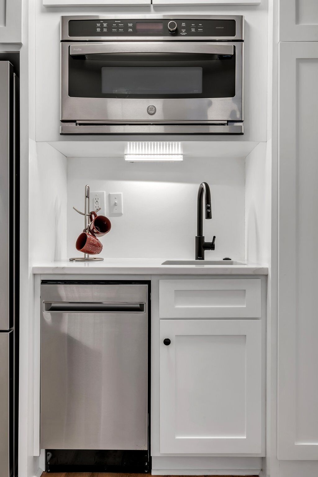 Kjøleskap, mikrobølgeovn, ovn og oppvaskmaskin