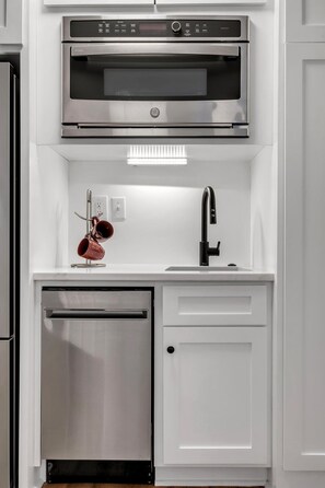 ثلاجة، ميكروويف، فرن، غسالة أطباق