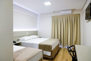 Kolmen hengen deluxe-huone, parveke, kaupunkinäköala | 1 makuuhuone, pimennysverhot, äänieristys, silitysrauta/-lauta