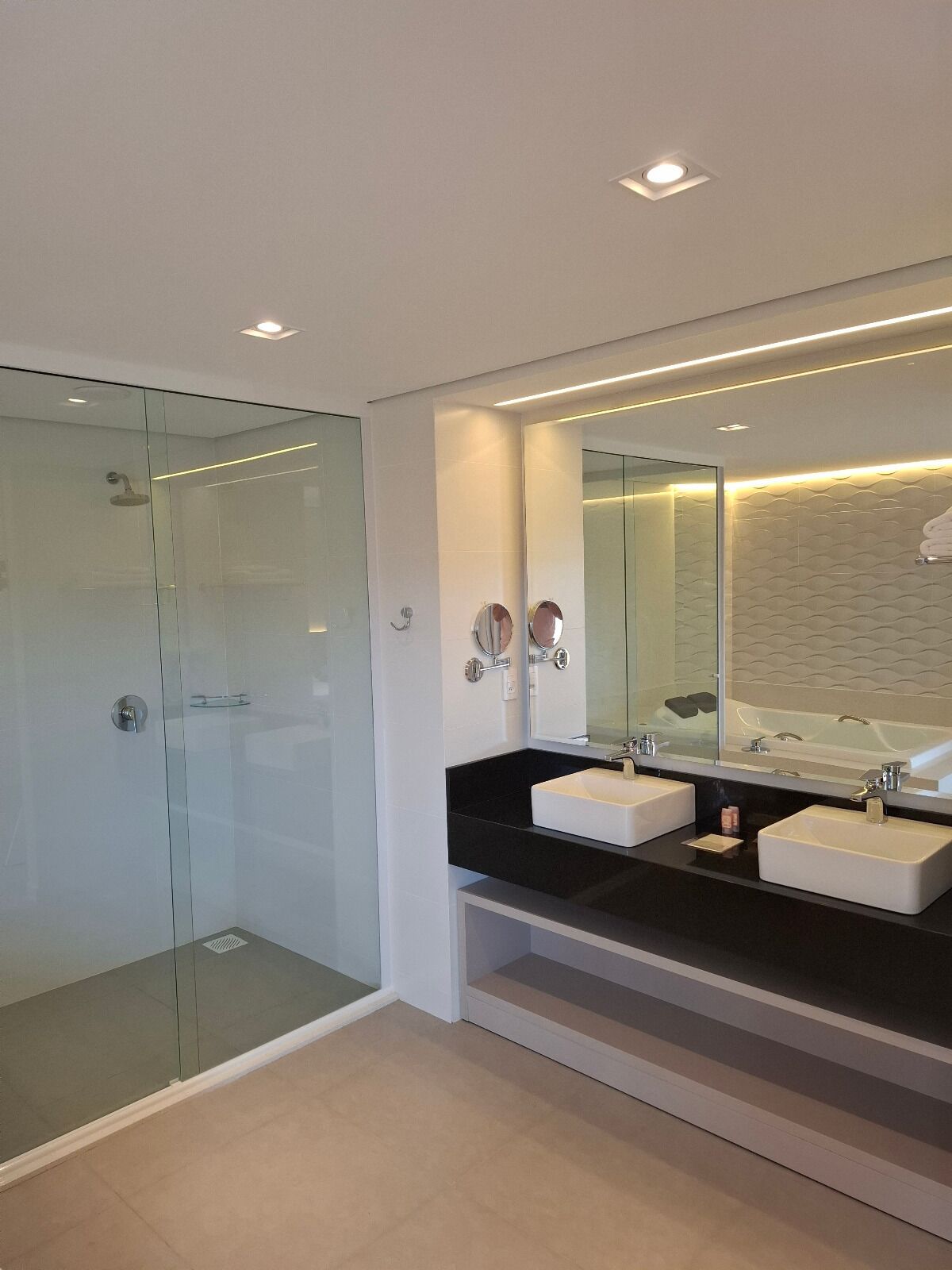Suite Deluxe, balcon, vue jardin | Rideaux occultants, chambres insonorisées, fer et planche à repasser