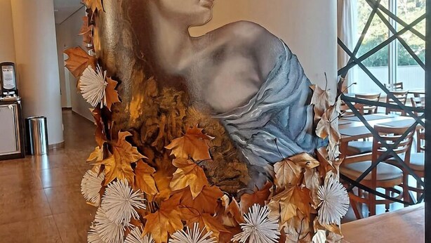 A mural with a woman surrounded by autumn leaves and branches. - Gringo Hotel (Erval Velho)