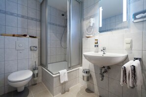 Shower, hair dryer, towels, soap - Adolph*s.hotel (Cologne)