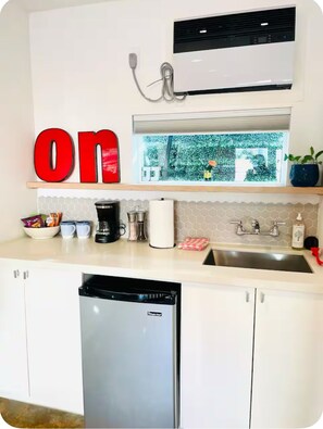 Kjøleskap, mikrobølgeovn, kokeplater og kaffetrakter/tekoker