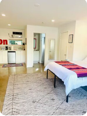 1 soverom, skrivebord, strykejern/-brett og reiseseng for barn