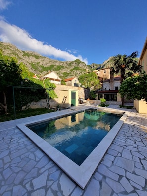 Una piscina al aire libre de temporada