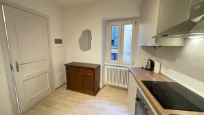 Apartment | Private kitchen | Fridge, microwave, oven, stovetop - Bella Vista Apartment in Bellagio (Bellagio)