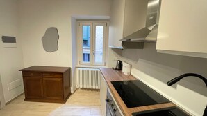 Apartment | Private kitchen | Fridge, microwave, oven, stovetop - Bella Vista Apartment in Bellagio (Bellagio)