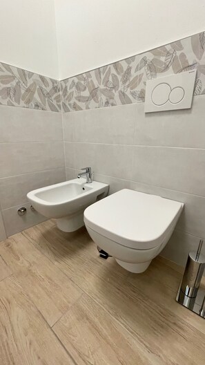 Apartment | Bathroom | Shower, towels - Bella Vista Apartment in Bellagio (Bellagio)