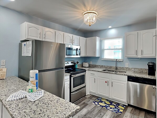 Refrigerador, microondas, horno y parrilla de estufa 