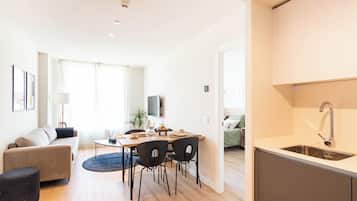 Un apartamento moderno con comedor, cocina y sala de estar.