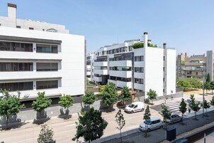 Un edificio moderno con diversi piani, ampie finestre e un tetto piatto.