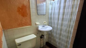 Habitación básica doble | Baño | Regadera, toallas, papel de baño