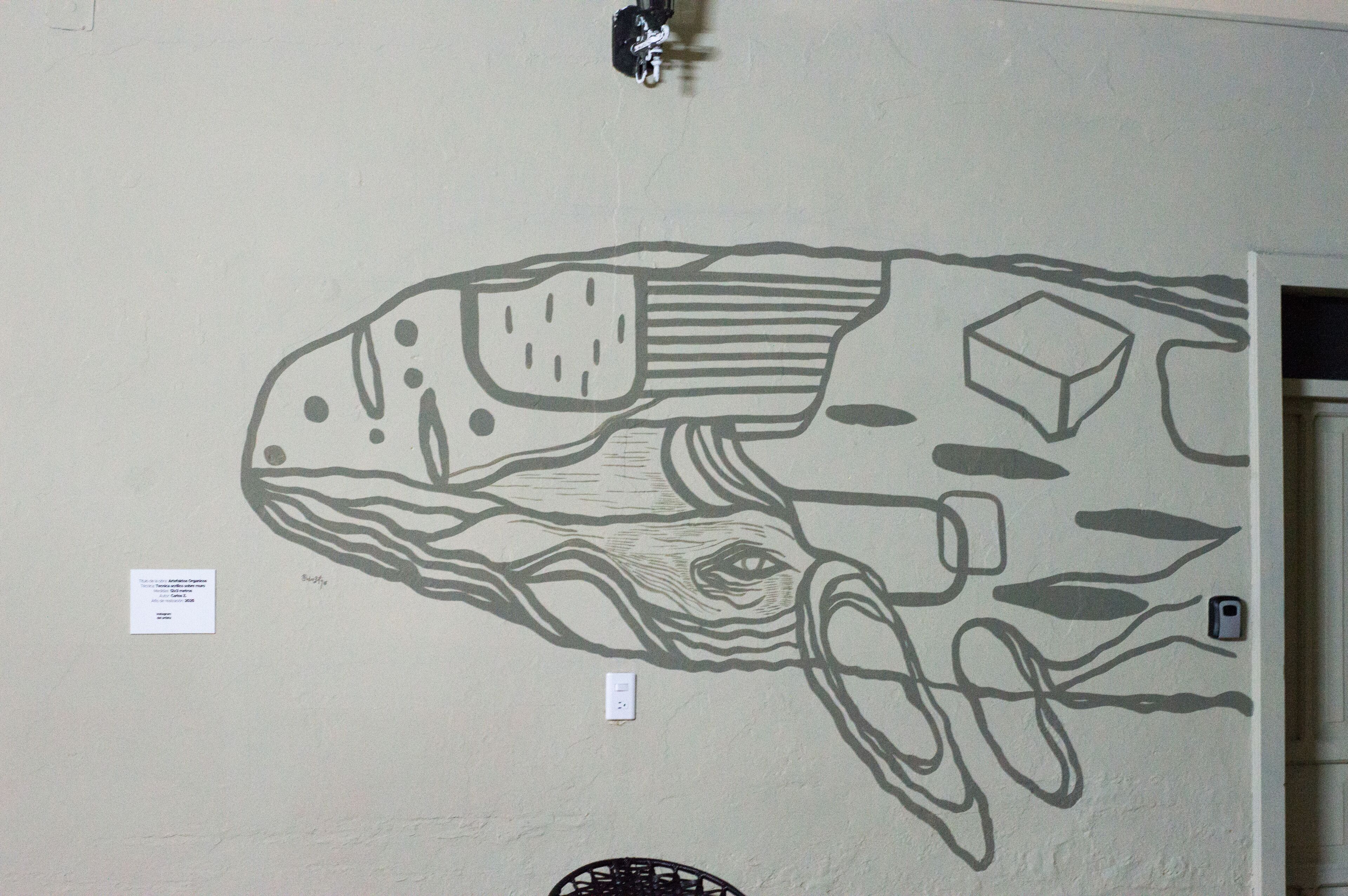 Un mural en la pared con un animal estilizado.