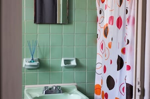 Standard Room | Bathroom | Shower, towels, toilet paper