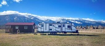 Spacious Travel Trailer with AC in Stevensville