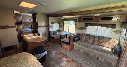 Spacious Travel Trailer with AC in Stevensville
