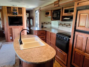 Fridge, oven, stovetop, coffee/tea maker - Spacious Travel Trailer with AC in Stevensville (Stevensville)