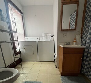 Secador de pelo, toallas, jabón y papel higiénico