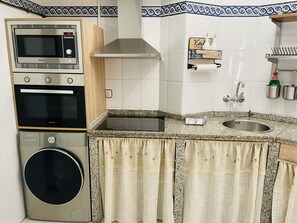Micro-ondes, four, plaque de cuisson