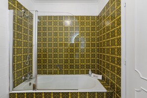 Douche, sèche-cheveux, serviettes fournies