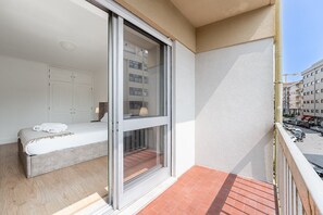 2 bedrooms, iron/ironing board, internet, bed sheets