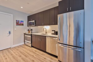 冷蔵庫、電子レンジ、オーブン、コンロ