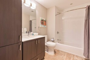 Douche, sèche-cheveux, serviettes fournies