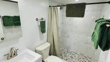 Dusche, Haartrockner, Handtücher