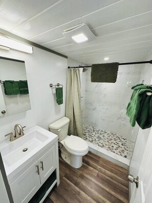 Een douche, een haardroger, handdoeken
