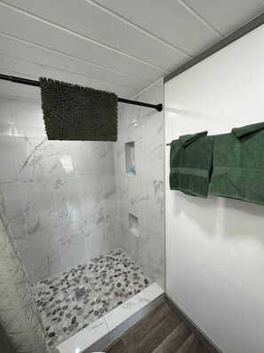 Douche, sèche-cheveux, serviettes fournies