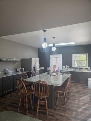 Private kitchen - Cozy Riverfront Cabin on the Current River.   Relax, Unwind & Explore the Ozarks (Van Buren)