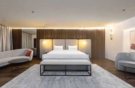 Escritorio, espacio para trabajar con laptop y cortinas blackout