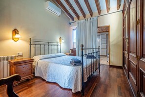 6 bedrooms, iron/ironing board, free WiFi, bed sheets