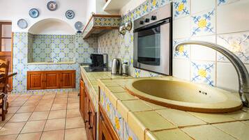 Een koelkast, een microgolfoven, een oven, een vaatwasser