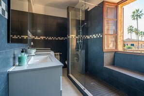 Een douche, een haardroger, handdoeken