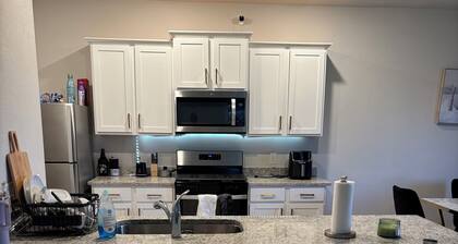 Charming 2-bedroom house with WiFi and AC in pleasant Houston area.