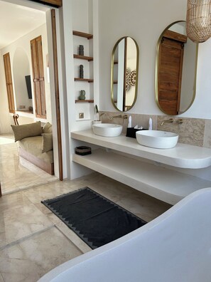 Sèche-cheveux, bidet, serviettes fournies, savon