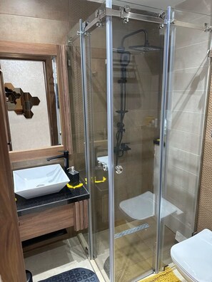 Hårføner, håndklær, såpe og sjampo