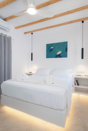 2 bedrooms, in-room safe, desk, iron/ironing board